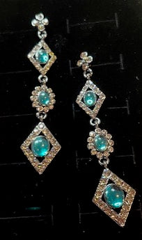 These vintage earrings from the 1930s or 1940s are absolutely stunning!